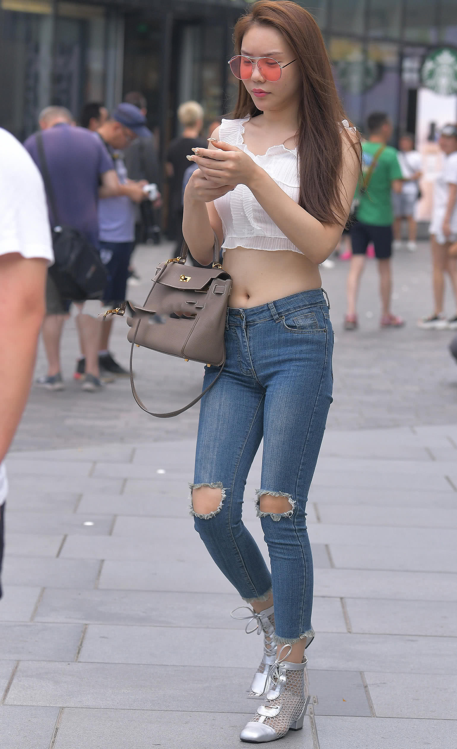 小姐姐白色束胸吊带裹出丰腴上围，小蛮腰成为整个街头最美的风景