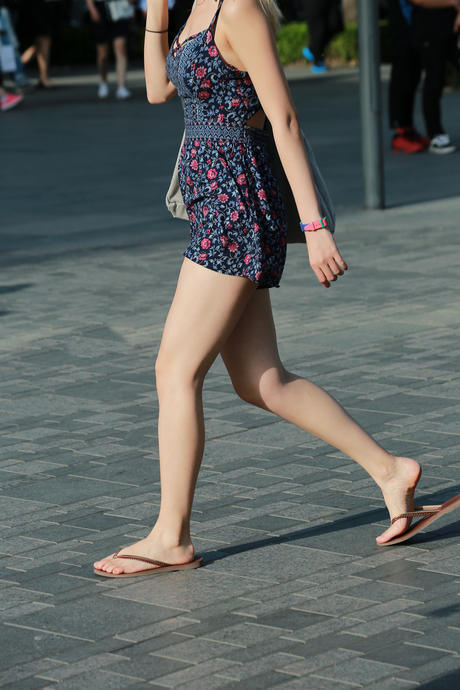 街拍：穿连衣裤打扮时尚的小姐姐。