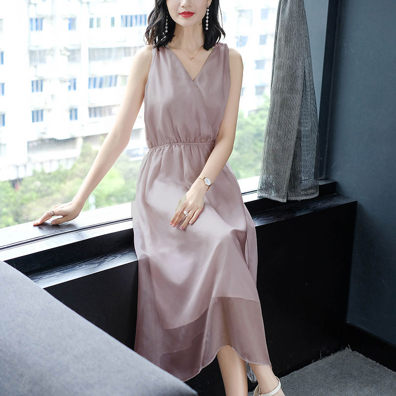 皮肤暗黄的女人，一旦过了40岁，多穿“减龄裙”，高贵迷人年轻