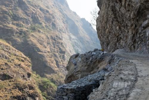 实拍中国和尼泊尔的公路路况:一边心惊胆战,一边安心赏景