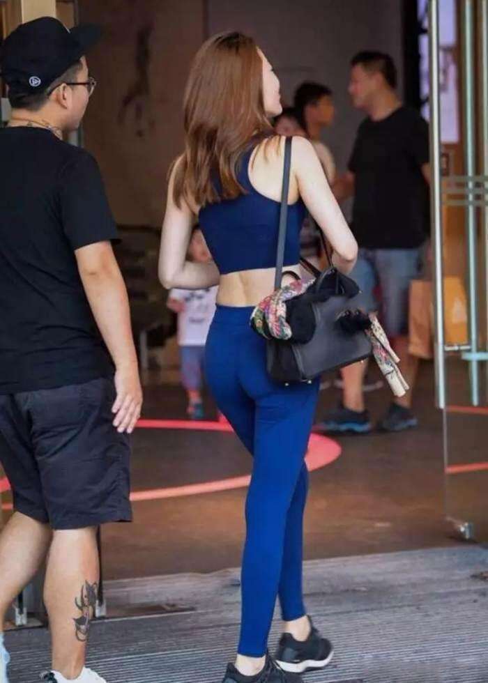 街拍: 透视T恤紧身裤的小姐姐, 这么穿胆真大啊