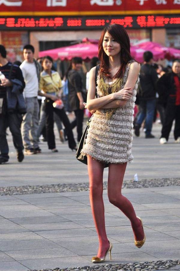 街拍：时尚的牛仔短裤美女，浑身充满了女人的魅力！