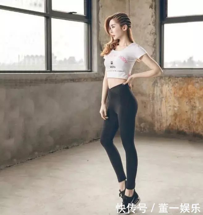 小姐姐性感的修身运动裤，即使背影都那么的有诱惑力，那么的显迷