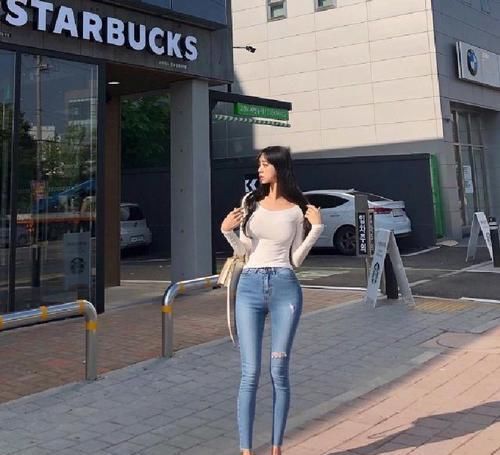  『优雅』穿紧身牛仔裤，展现出身材更凹凸，小姐姐穿出浓浓女人味！