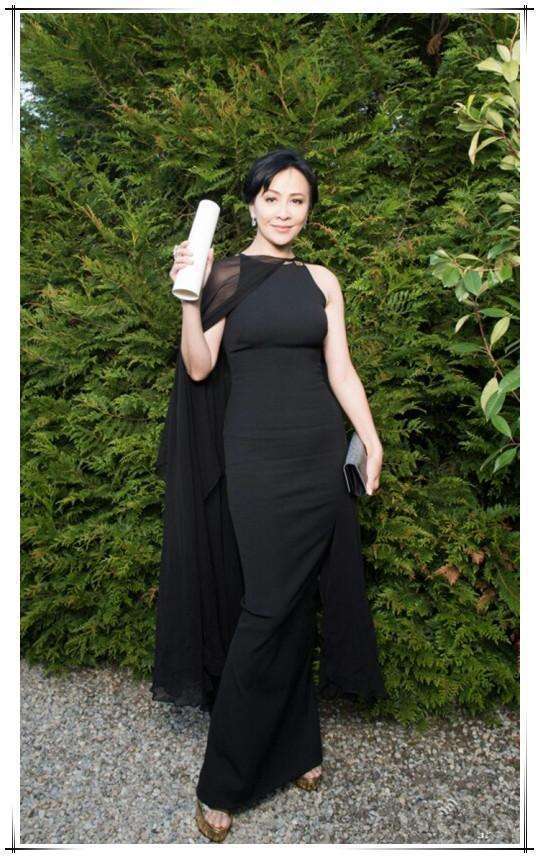 刘嘉玲素颜逛街被偶遇, 皮肤蜡黄似大妈, 网友: 终于相信你53岁了