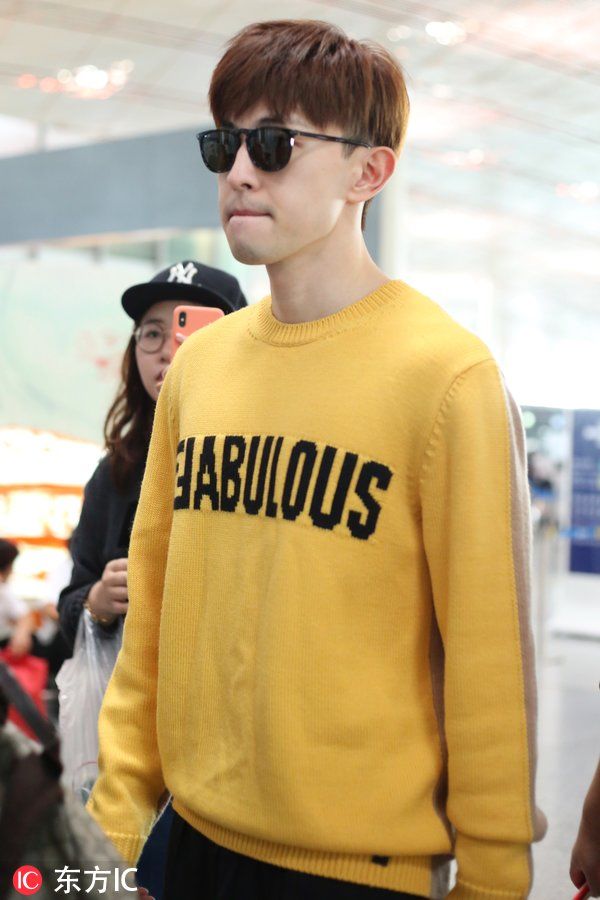 邓伦胡子拉渣一脸严肃，那个戴粉领结粉裙子傻笑的小可爱快回来