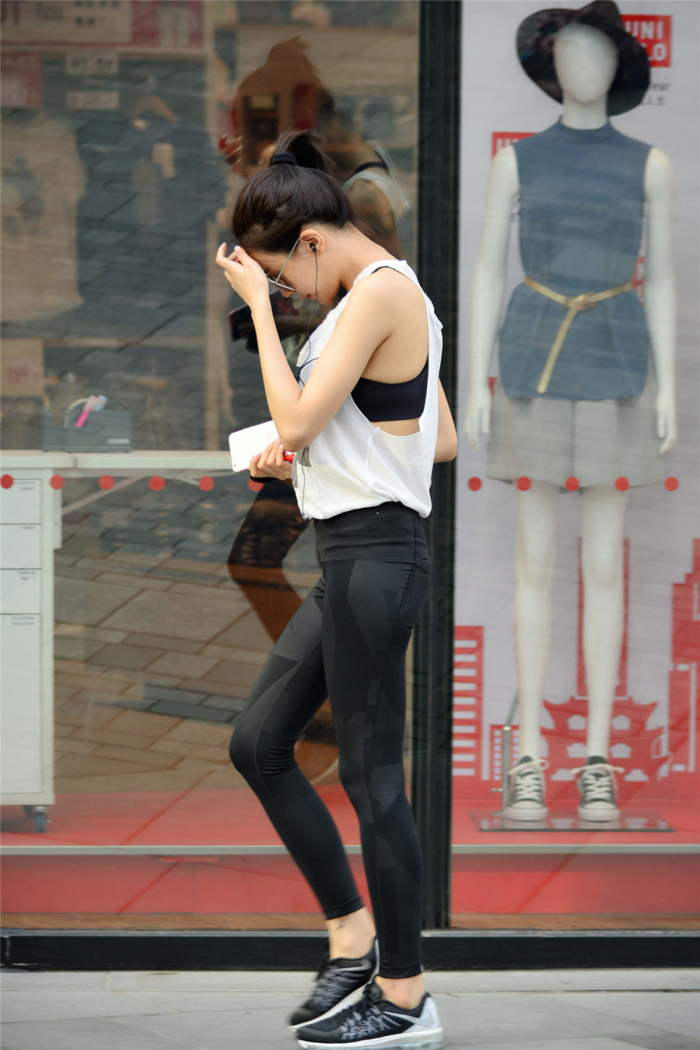 为什么爱运动的美女爱穿紧身裤，是单纯的喜欢秀身材么？