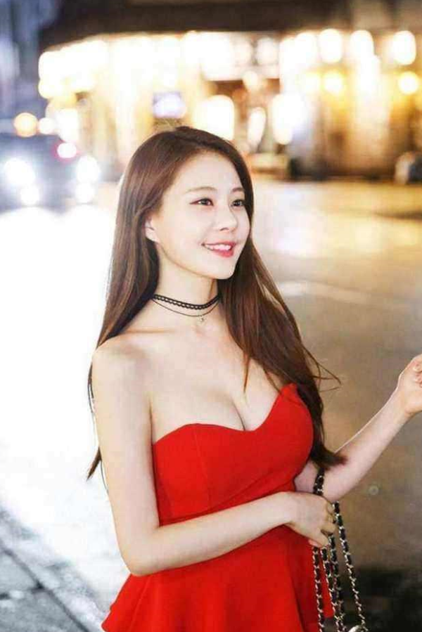 不拘一格的打底裤美女，纤细的腰肢，迷人的笑容，十分吸睛夺目！