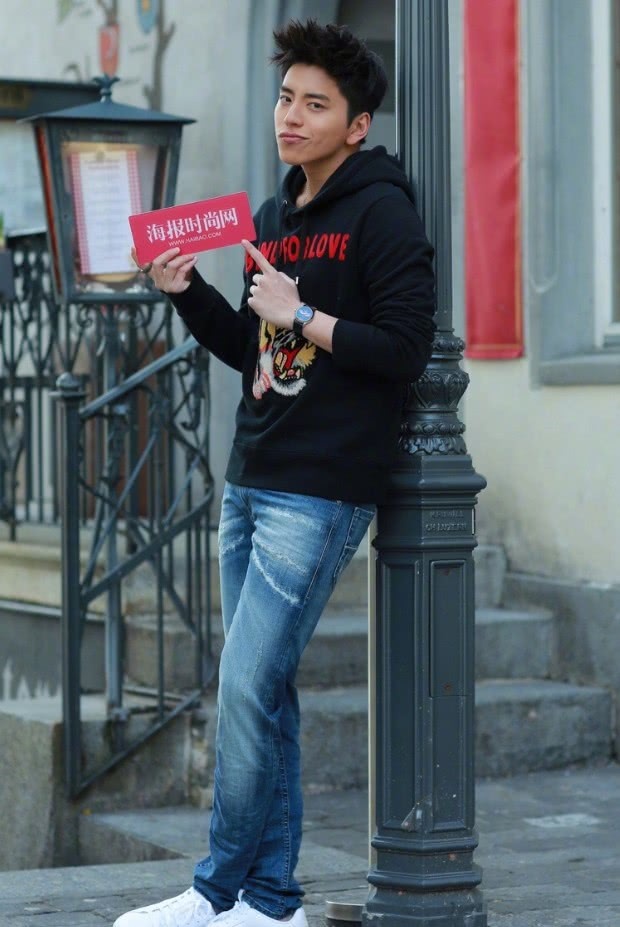 王大陆才是真的“柯基腿”,裤裆都掉到小腿了,短腿里你最萌