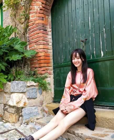 保守的迪丽热巴终于大胆了一次，裙子短到尽头，网友：心跳加速！