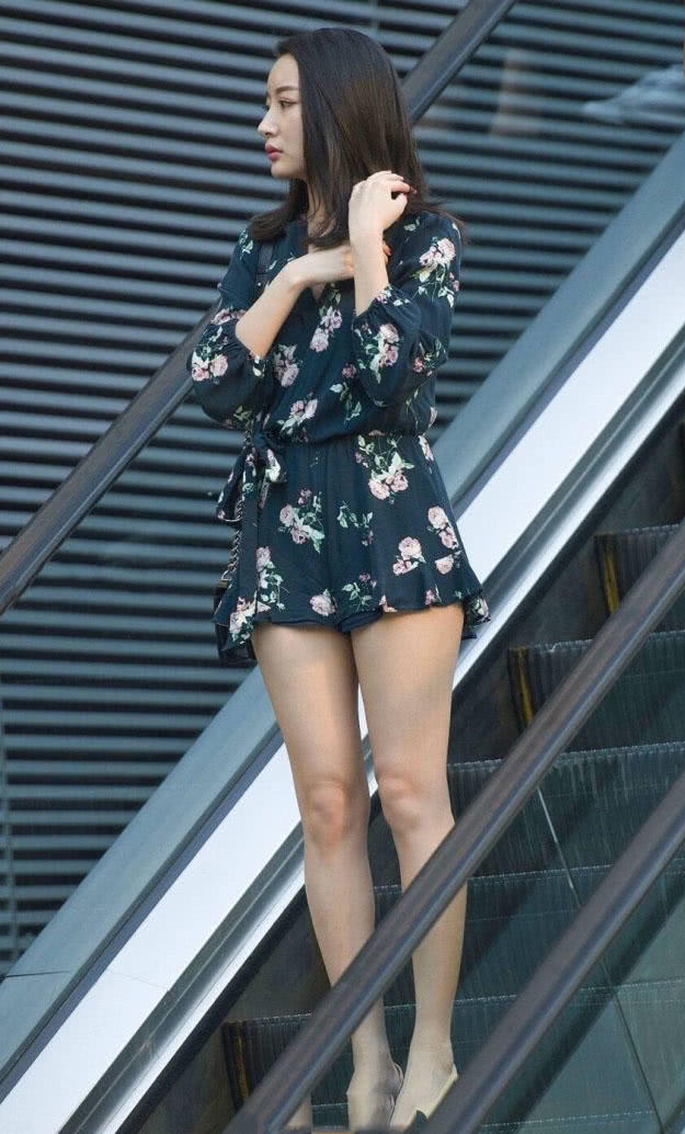 成熟小姐姐穿了新裙子一直用手捂住，怀里是不是有什么大宝贝