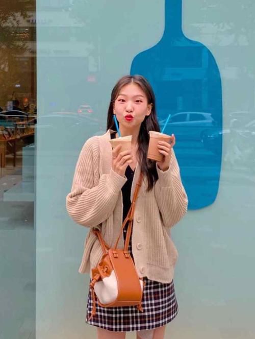  【女生】聪明的女生，早就开始用这几款外套配裙子了