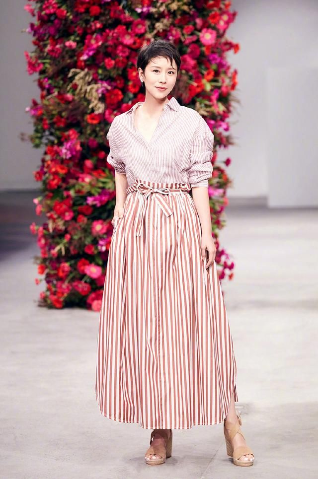 海清出席活动亮点满满，黑西装和领口的镂空，都没这条印花裙抢镜