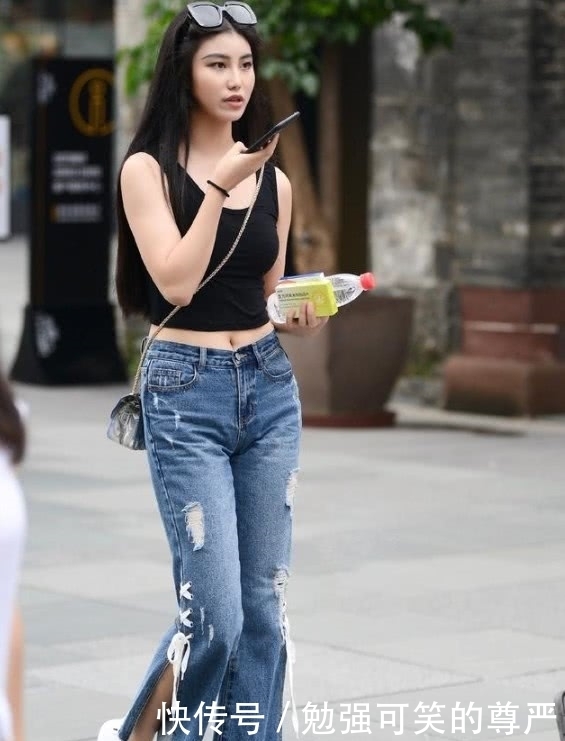  破洞设计|时髦又百搭的牛仔裤，不仅耐穿还不会过时，是时尚达人必备之物