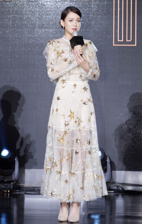 陈乔恩太时髦了，居然给鞋子加个“V”，这鞋子怕是要火一整年！