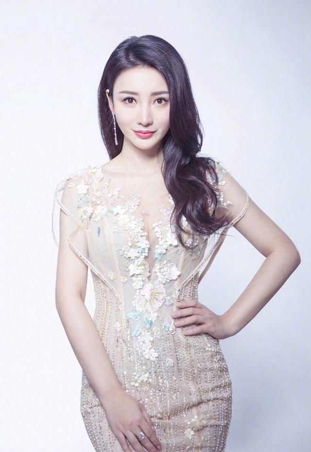 柳岩张柏芝都是80年出生的女星，同穿金色连衣裙，哪位女神更美?