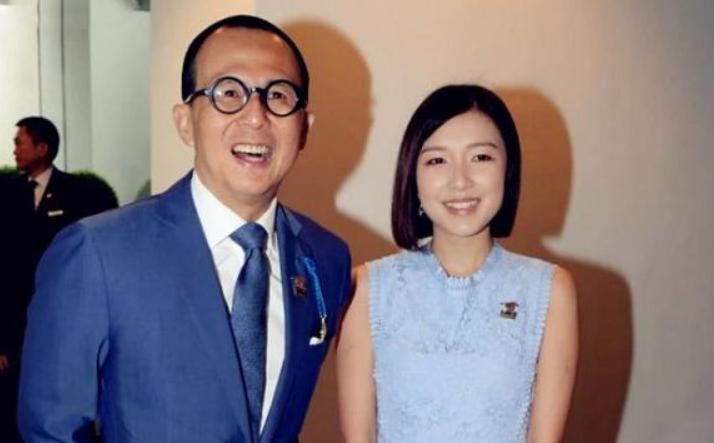  蕾丝：李泽楷女友郭嘉文，一袭水蓝蕾丝短裙知性优雅，气质堪比阔太甘比