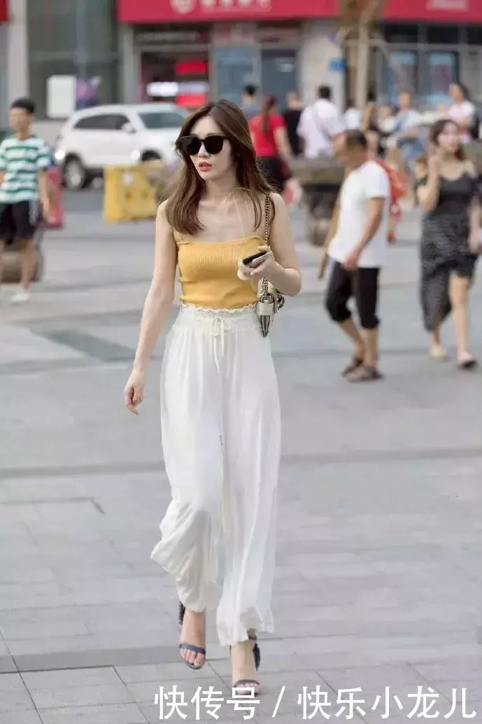 【设计】街拍:女生搭配高跟鞋,带着时尚与魅力的姿态