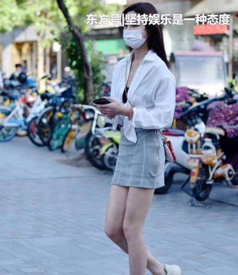  『风范』街拍：仪静体闲的美女，一条白色的连衣裙，时尚女性风范