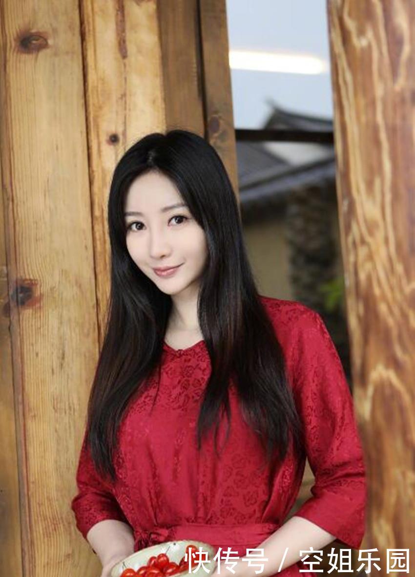 性感女神柳岩的迷人照，图三气质大方，图六果然没让我失望