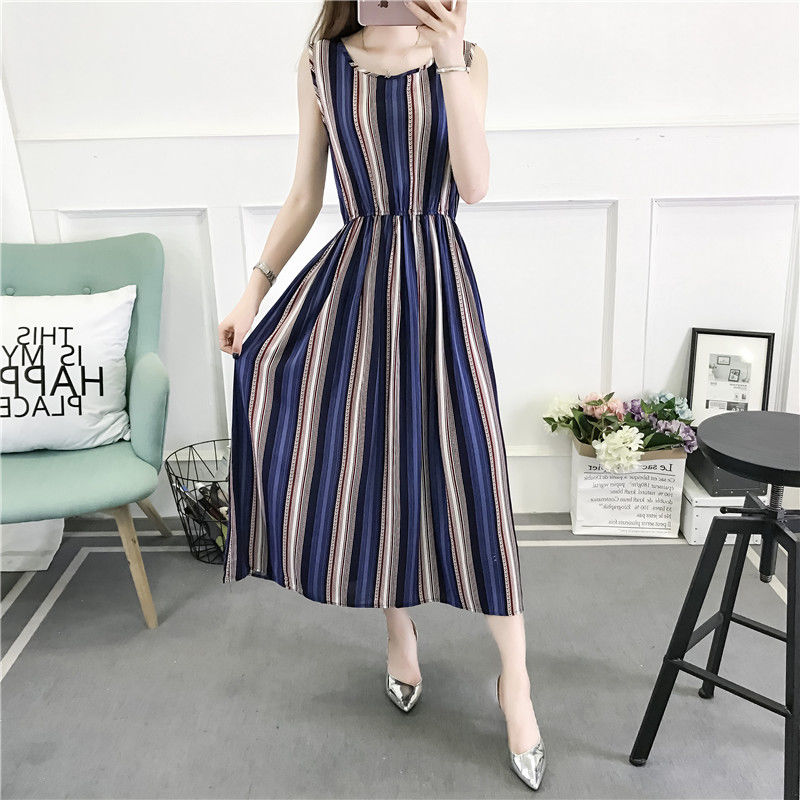 现在的女人去海边不兴穿比基尼,最流行穿这靓眼的“度假裙”呢