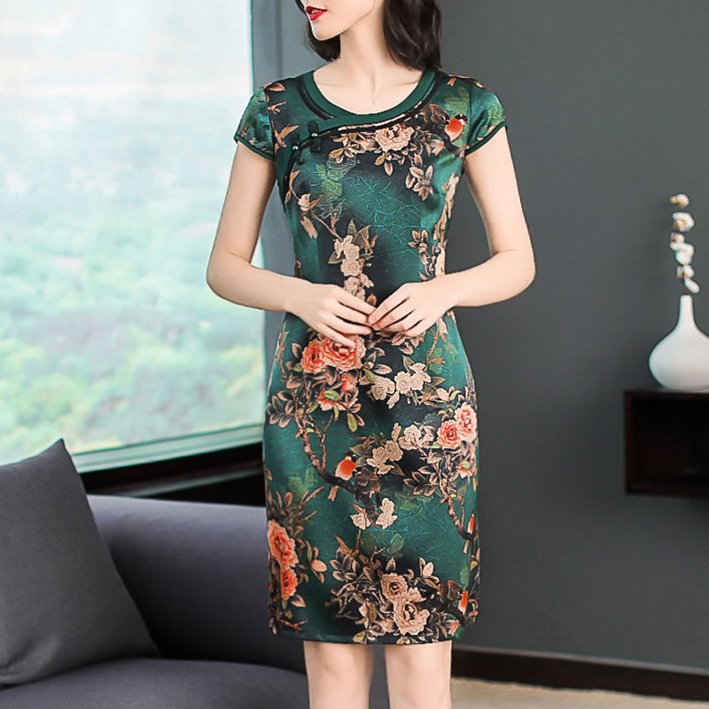 身材丰盈的女人，入秋后就该穿这种包臀裙，性感身材前后有致