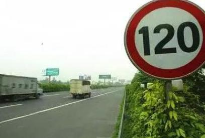 高速车祸是超速多还是龟速行驶多，或者是另有起因？看完你就懂了