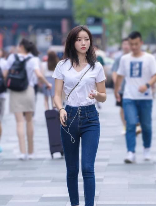  「位小姐姐」“火辣辣”的紧身牛仔裤，最完美的曲线轮廓，网友：经典！