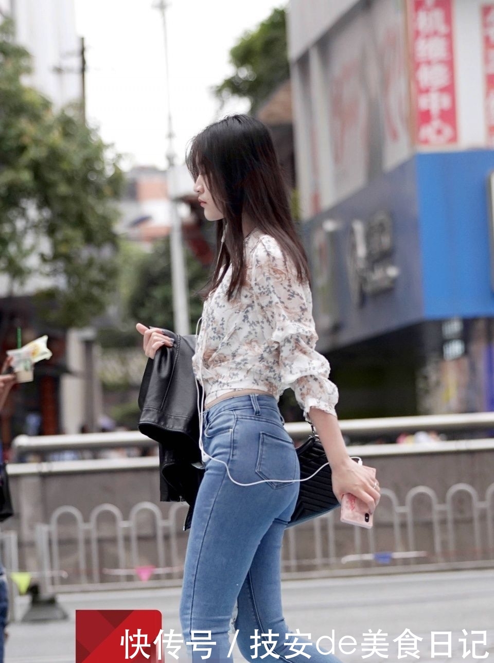  「牛仔裤」街拍：只要身材好，哪怕最简单的衬衣牛仔裤也是完美的