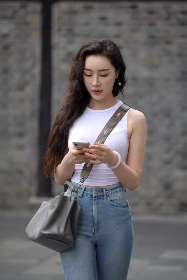 不同的妹子穿紧身牛仔裤效果不一样,性感时尚,更多的则是休闲