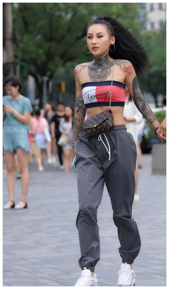 街拍:图1颜值高身材好，图2日系风范，图3性感女人味!