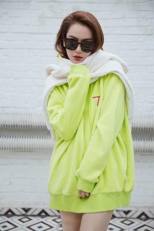  『戚薇联名款』开春不穿水果色卫衣怎么行，男星女星都在穿，再不穿一件就out了