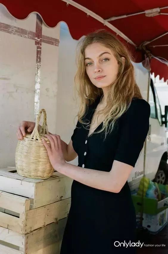 我最喜欢你什么样子?穿连衣裙的样子!