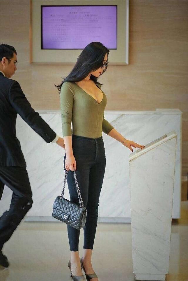 紧身裤搭配低胸装，美女好身材尽现