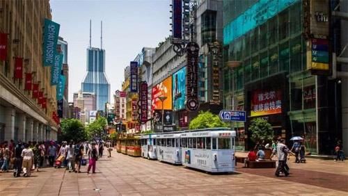 上海最著名的步行街，游客常年不断，本地人却说只有外地人才去
