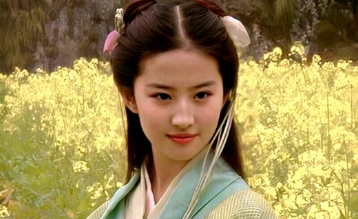  [神仙姐姐]刘亦菲18岁时，在油菜花地里的照片很仙，身后自行车很有年代感！