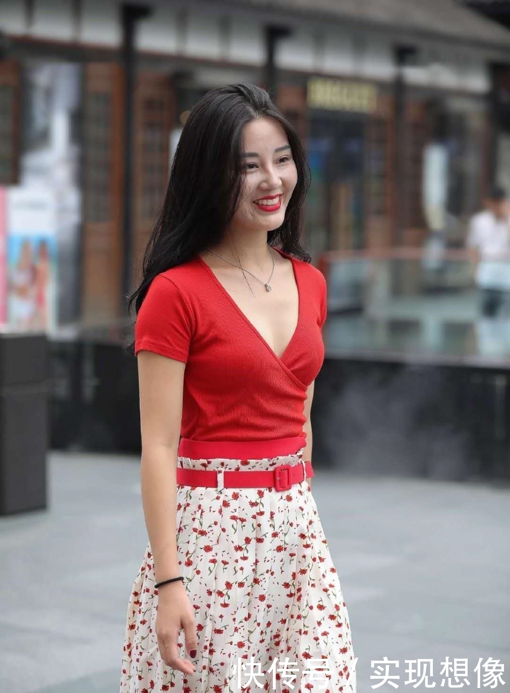  印花|春季轻熟风的穿搭，红色V领T恤+印花半身裙，显气质不会觉得稚气