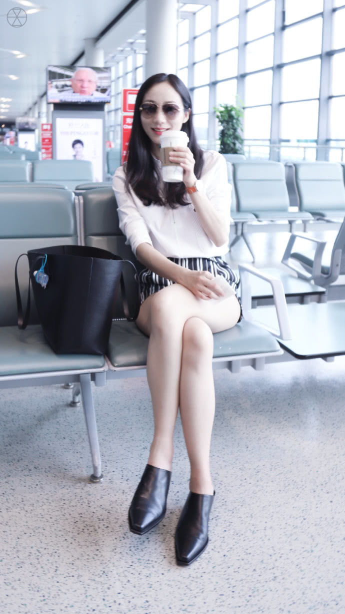 韩雪终于肯穿超短裤去机场了！大长腿太惊艳，屏幕都快装不下了！