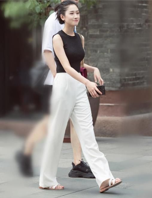 街拍美女：丰腴又窈窕短裤美女，美女超高回头率！