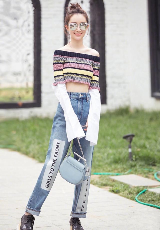 舒畅清新穿搭亮相，吊带粉裙搭配鱼嘴鞋，可女神的小细腰哪去了?