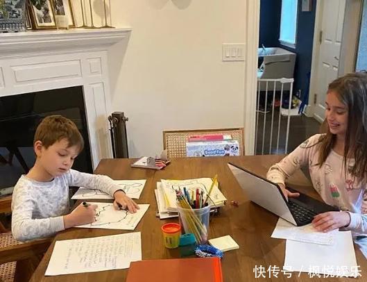  【严肃】伊万卡被检测后一脸严肃，穿职业风西装好看是好看，就是脸有点臭