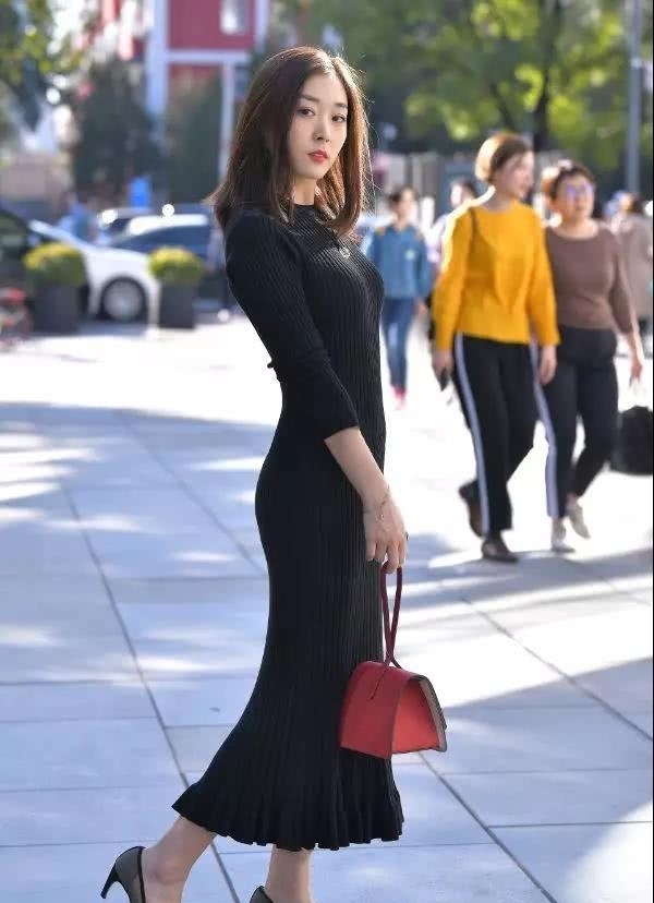  『街头』路人街拍典雅高贵的针织连衣裙穿搭，让你变成街头优雅女神