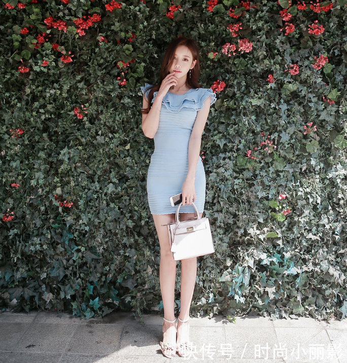 优雅美丽的紧身裙姑娘,展现动人身姿,回头率特别高!