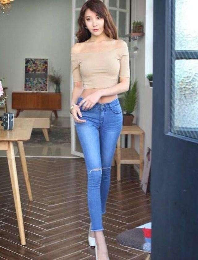 紧身牛仔裤，虽然简单但是很神秘，穿出你曲线的身材