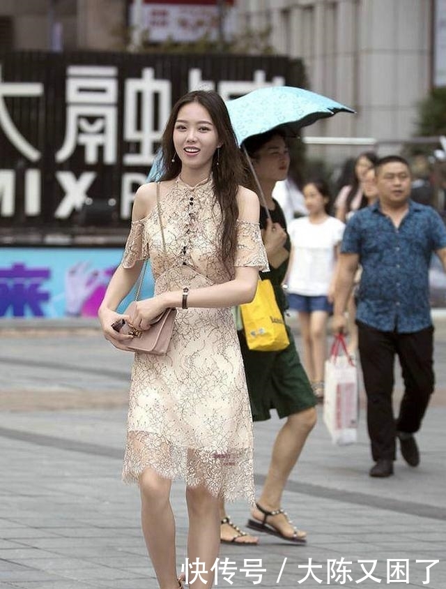  『小姐姐』街拍：小姐姐搭配一双黄色高跟鞋，清凉感十足，充满了青春气息