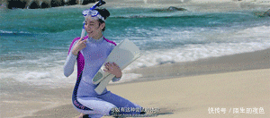 谁说潜水服不时尚，迪丽热巴穿上身材藏都藏不住了，这造型给满分