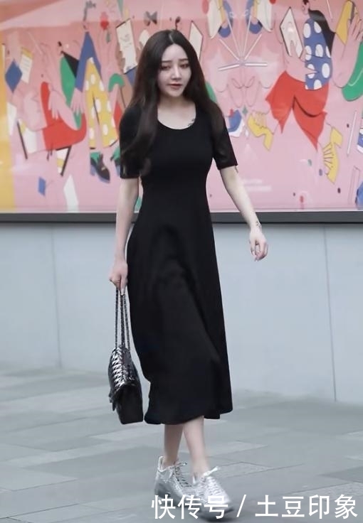 【喜欢上】街拍:小姐姐只不过穿了一袭黑色修身连衣裙,“蛇腰”就秀出来了