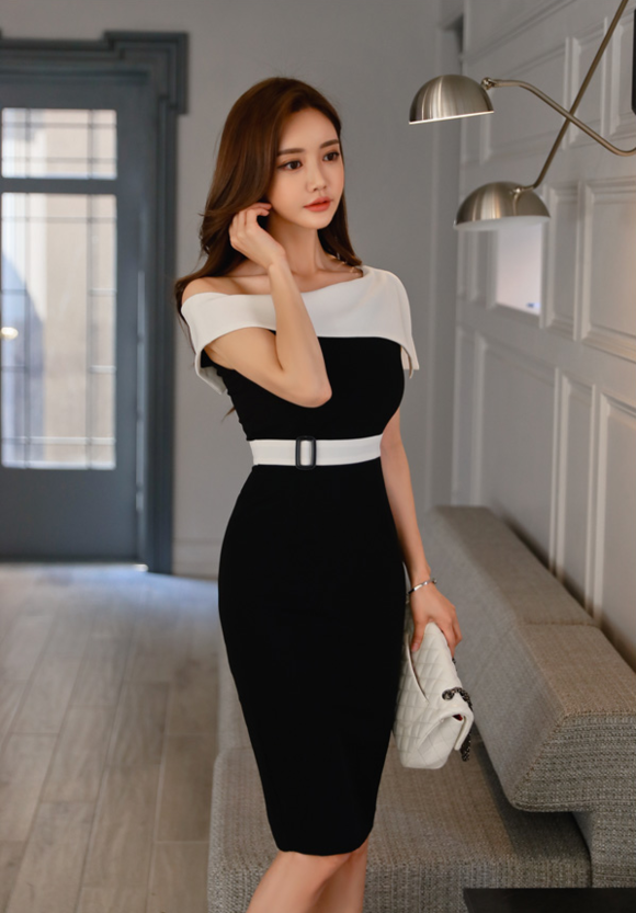 女神孙允珠，夜来香花萝翻领收腰撞彩衣裙