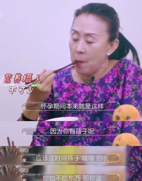  【咧嘴】何雯娜首晒女儿正面照，宝宝眯眼咧嘴甜笑，好萌好可爱