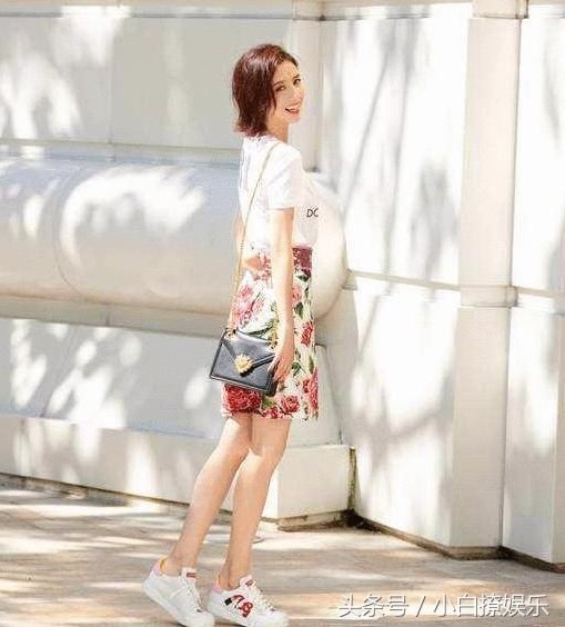 佟丽娅简直了！穿牛仔短裤都崩得那么紧 网友：就这么大胆？